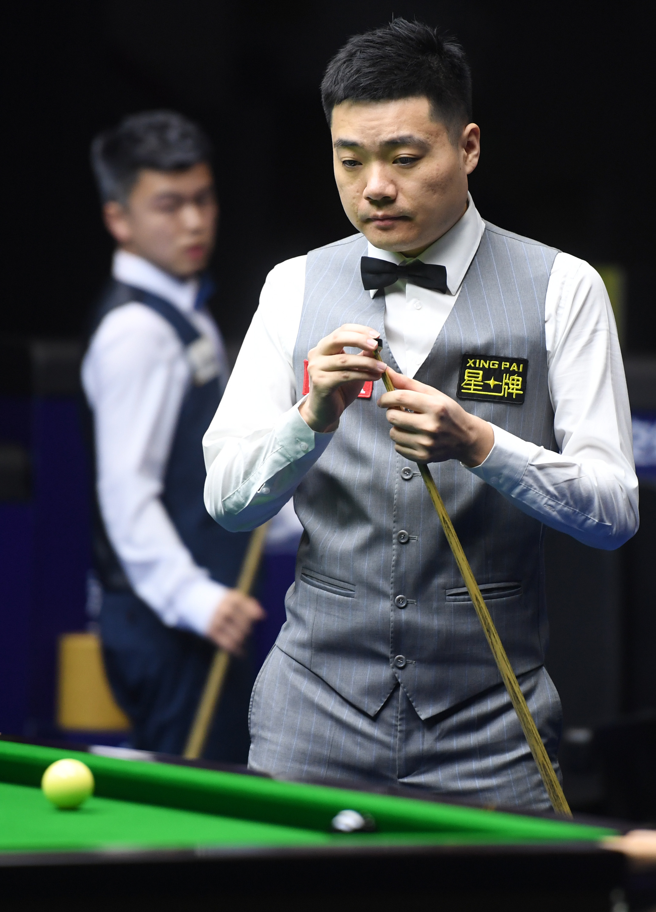 手在陷入低 手在陷入低